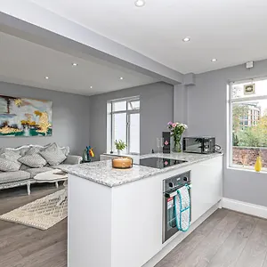 The Popular Racecourse Apartments, Sleeps 4, Free Parking , Chester United Kingdom